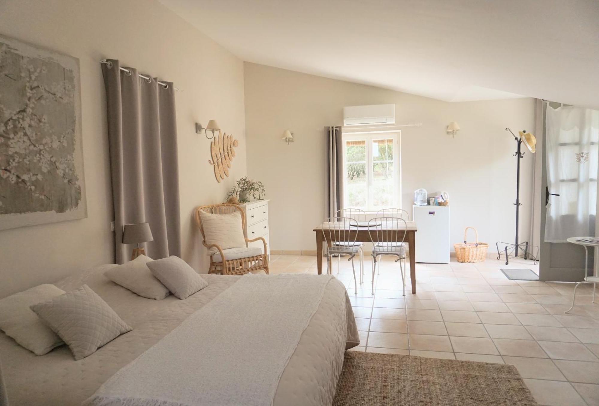 ホテル La Ferme Les Eybrachas Réauville 部屋 写真