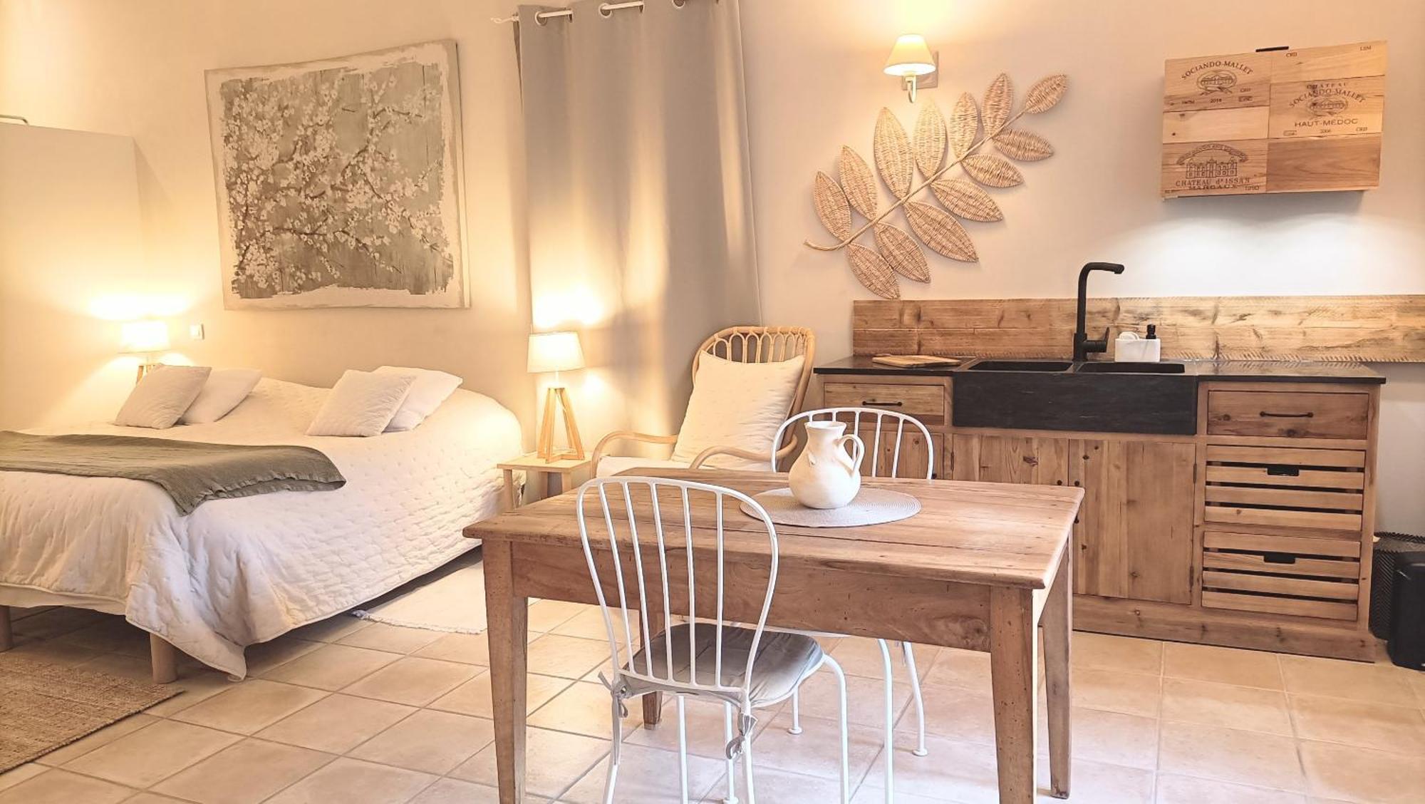 ホテル La Ferme Les Eybrachas Réauville 部屋 写真